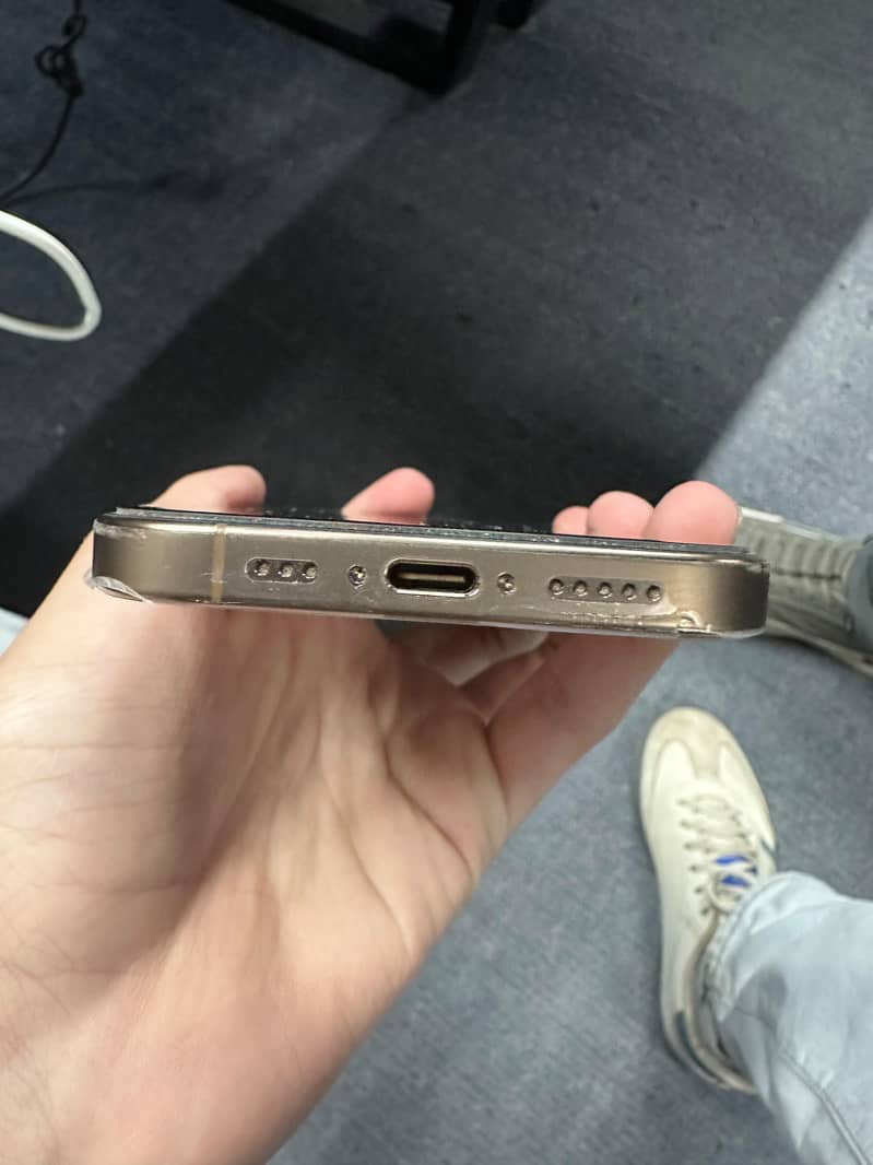 Apple iPhone 16 Pro 3