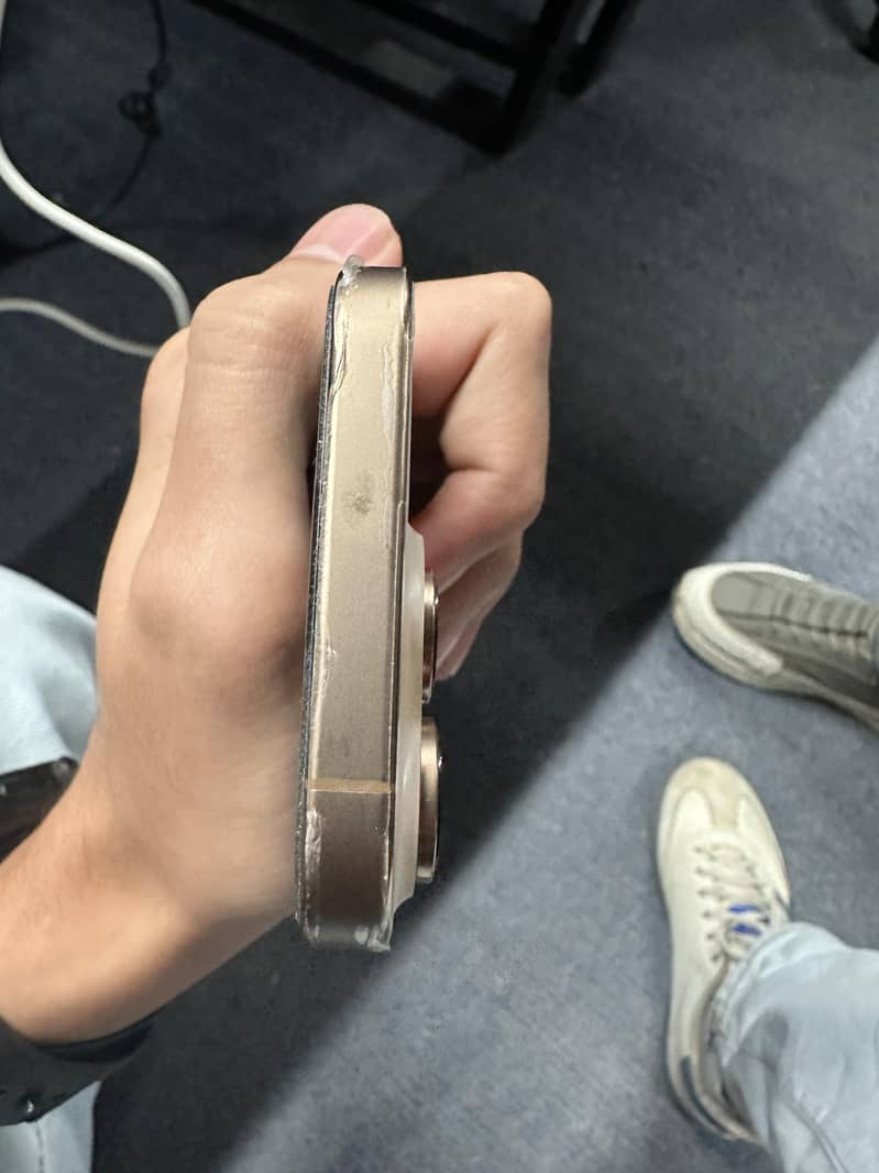 Apple iPhone 16 Pro 4