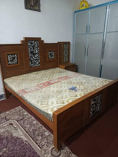 asslam o alikom hamary pass ye double bed he 2site teble he