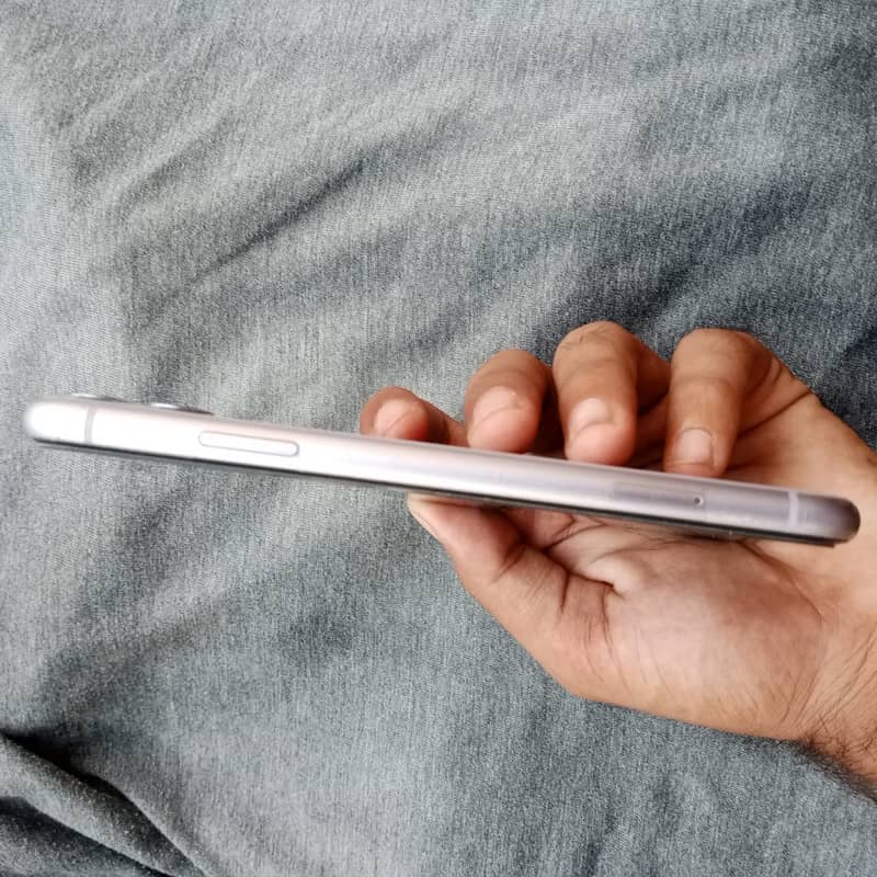 Apple iPhone 11 4