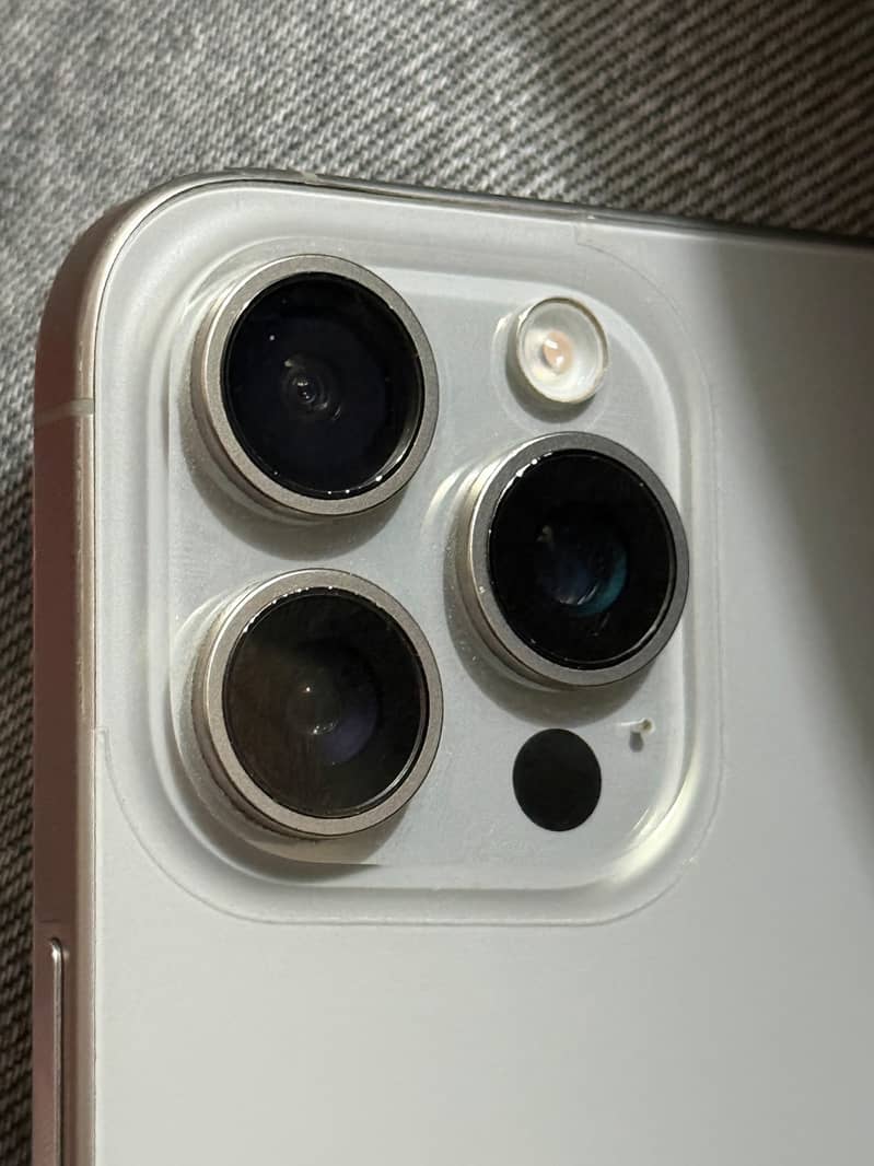Apple iPhone 15 Pro Max 3
