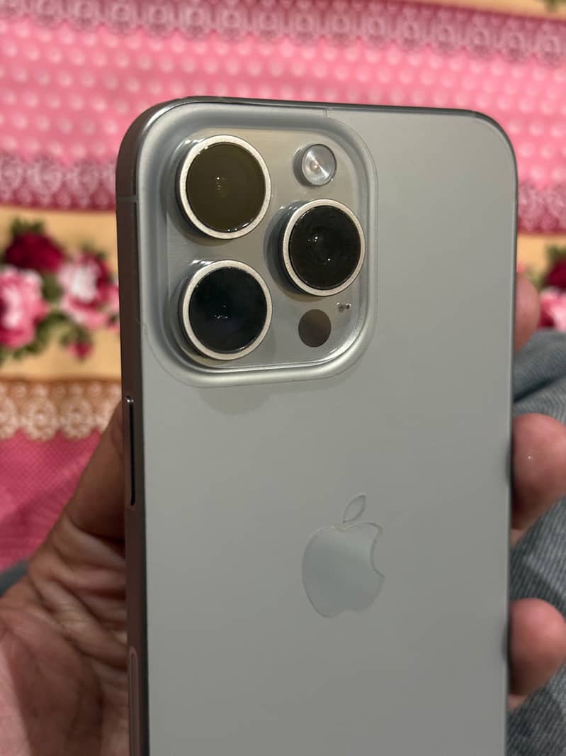 Apple iPhone 15 Pro Max 9