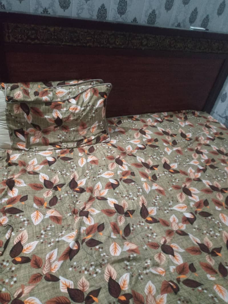 old duable bed 0