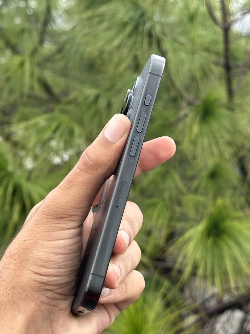 Apple iPhone 15 Pro 3