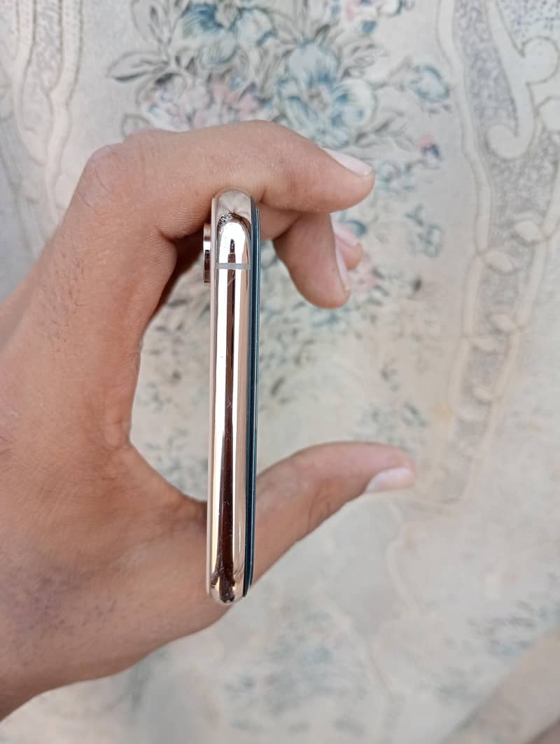 Apple iPhone XS Max 3