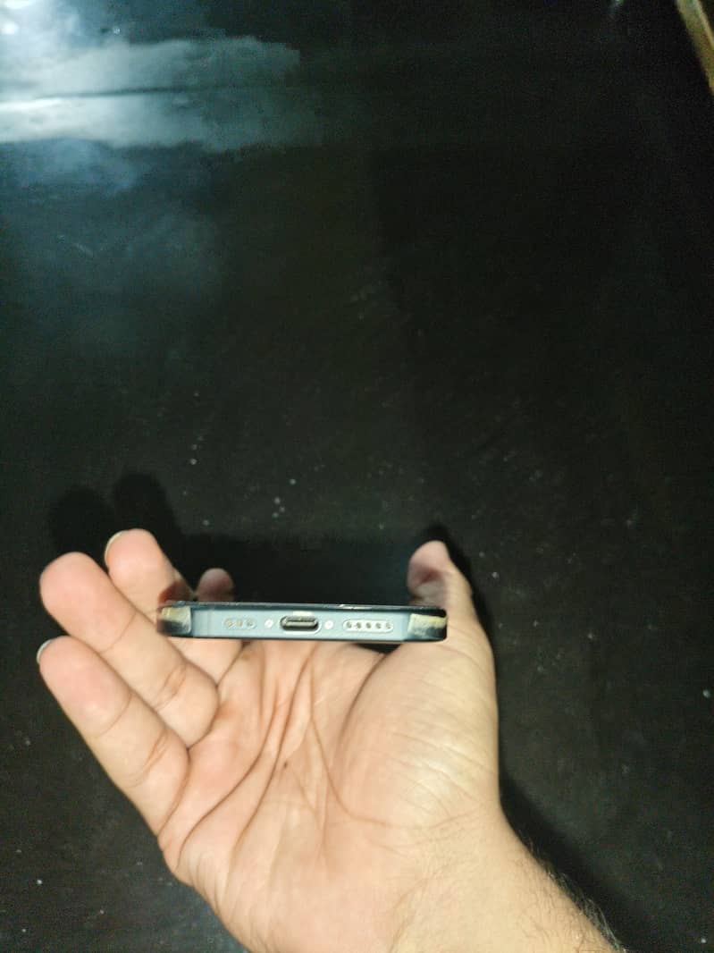 Apple iPhone 16 5