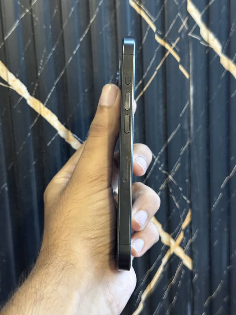 Apple iPhone 15 Pro 2