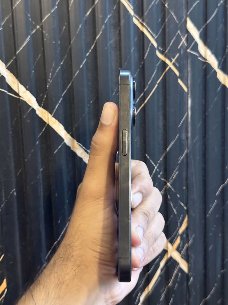 Apple iPhone 15 Pro 3