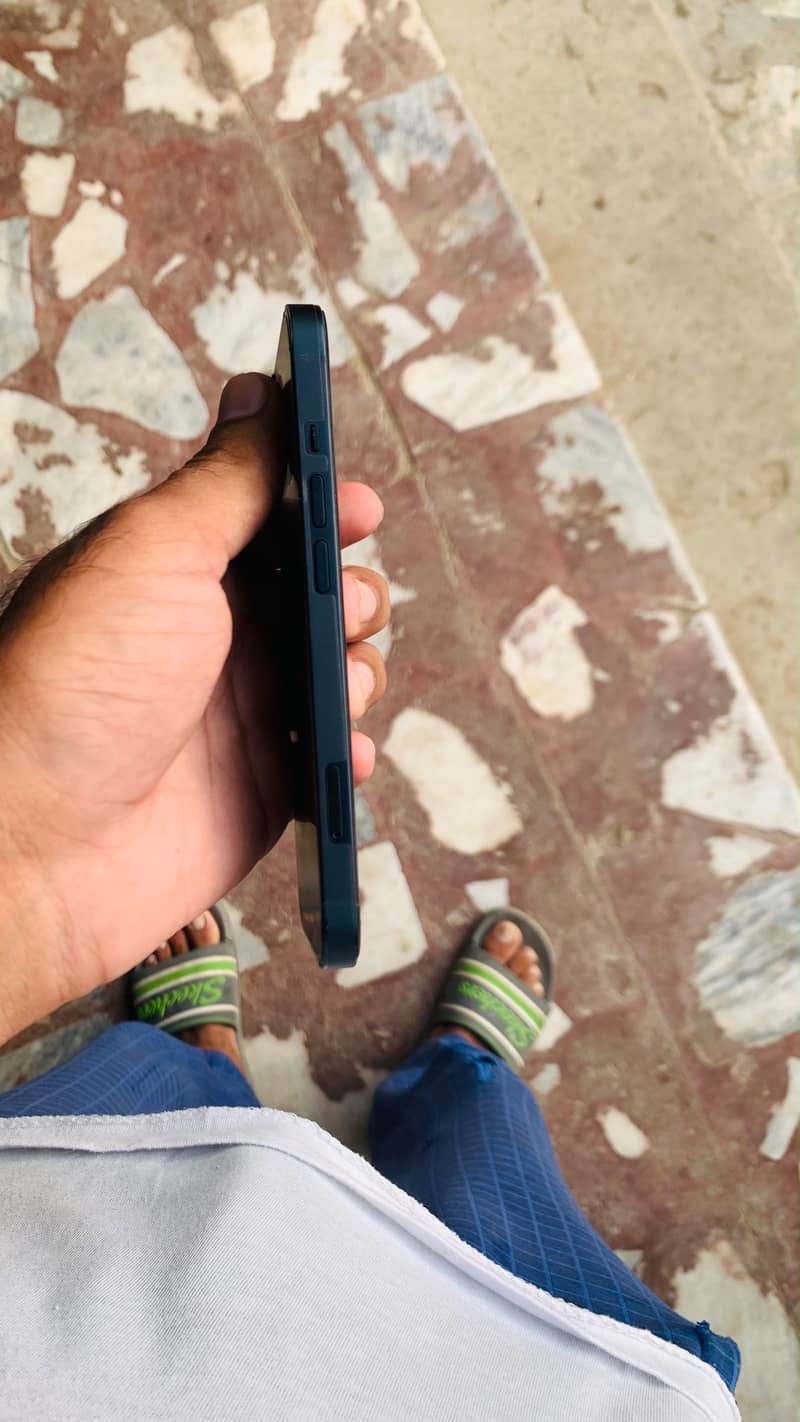 Apple iPhone 13 4