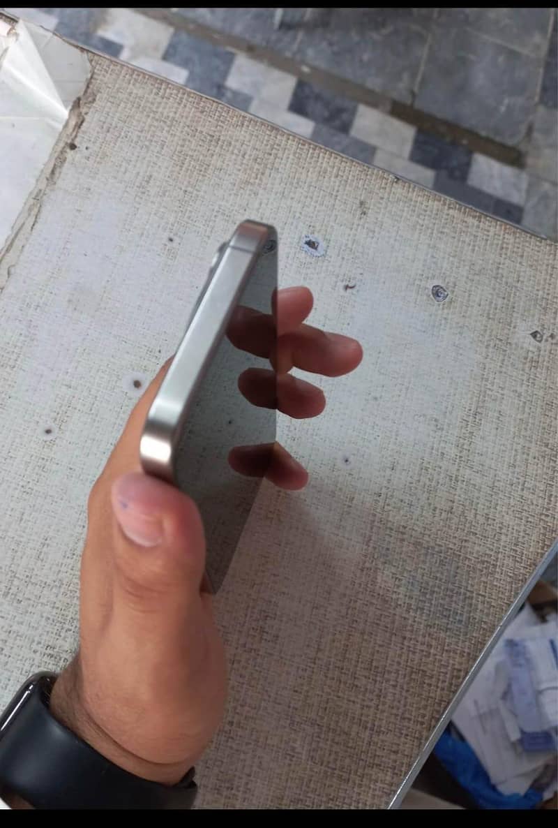 Apple iPhone 15 Pro 3