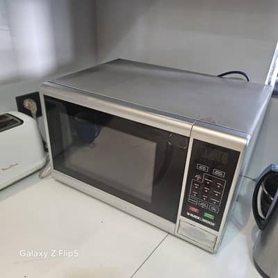 Black & Decker Microwave / 30L capacity
