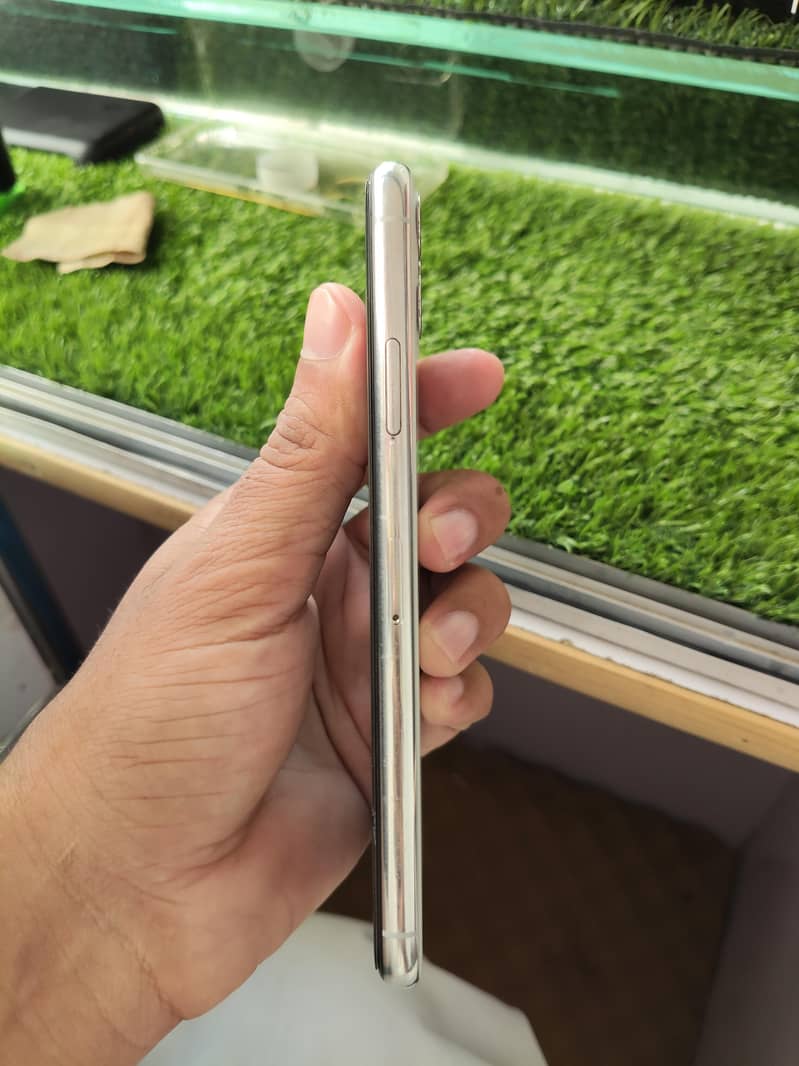 Apple iPhone 11 Pro Max 2