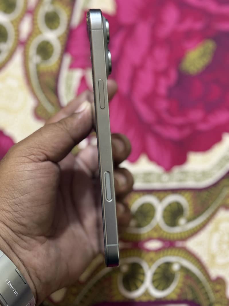 Apple iPhone 16 Pro Max 1