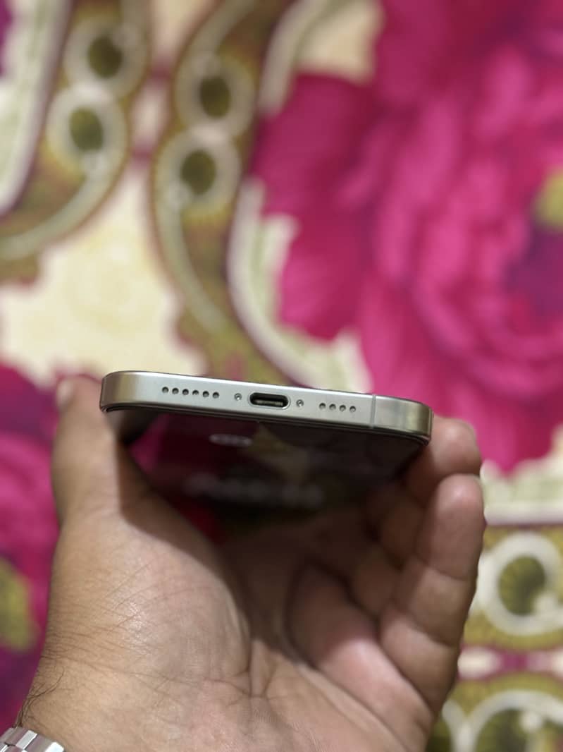 Apple iPhone 16 Pro Max 4