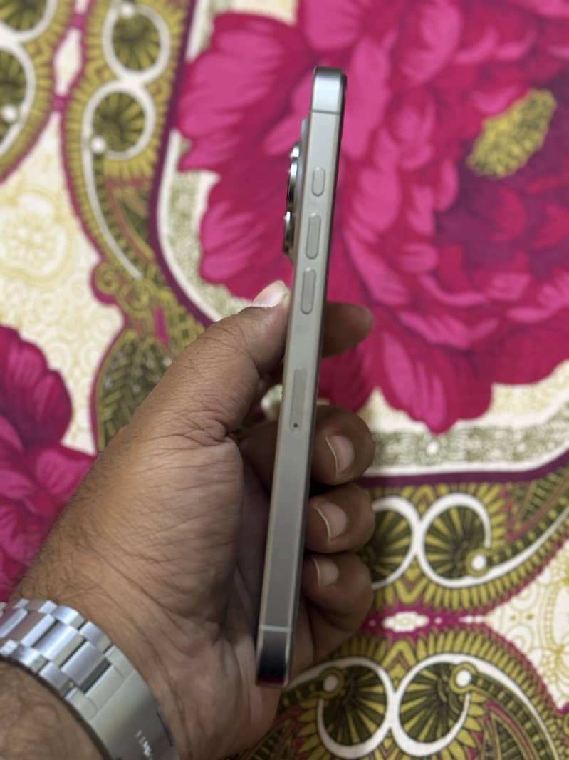 Apple iPhone 16 Pro Max 6