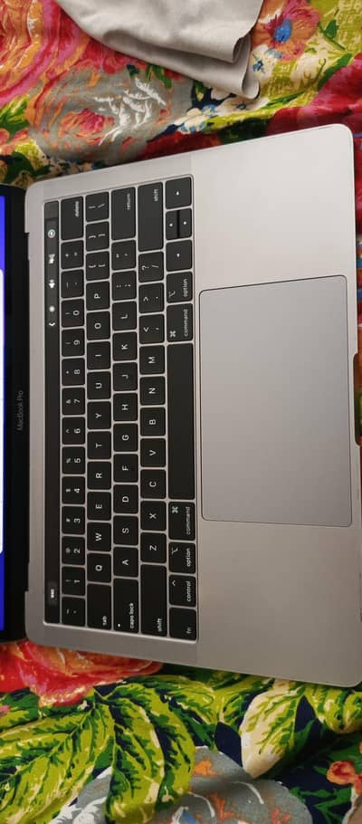 MacBook pro 2018 i7 16gb touch bar 2018 updated ios