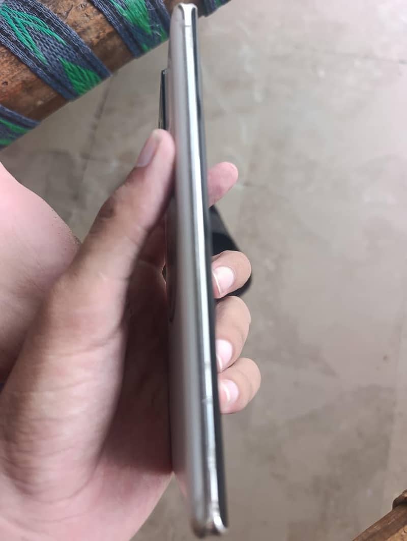 Sharp Aquos Zero6 1