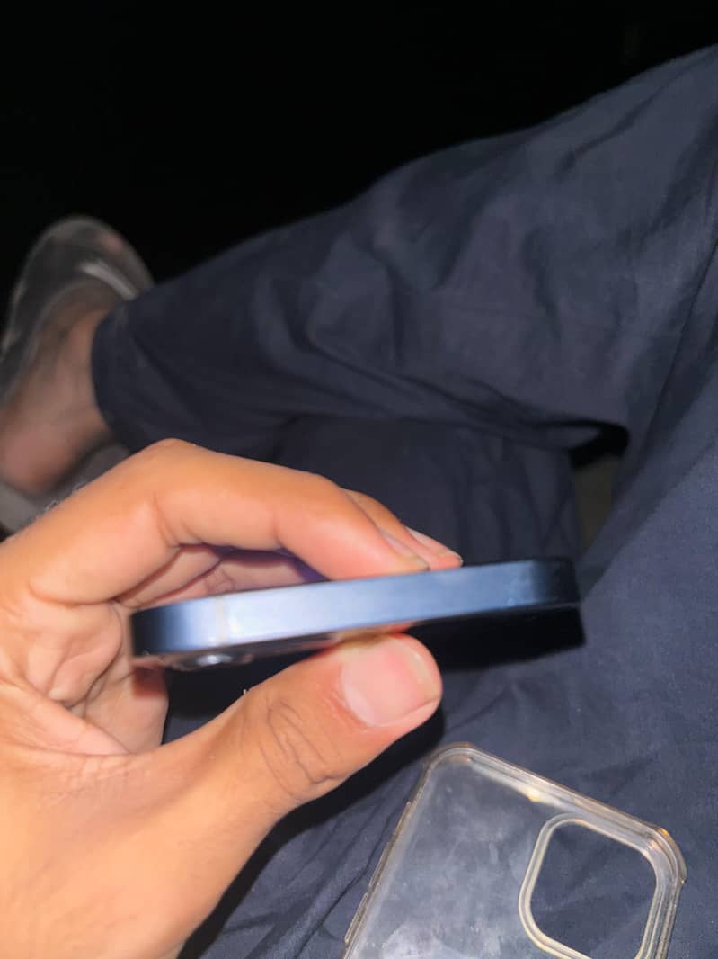 Apple iPhone 12 4