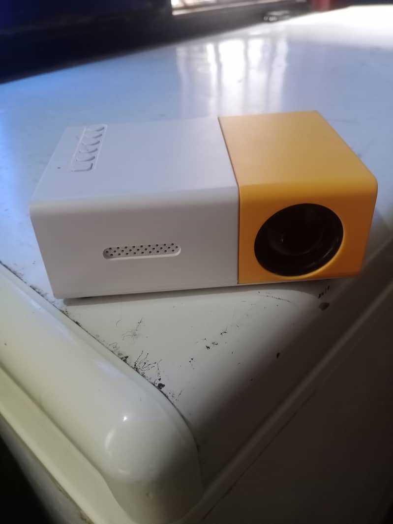 Mini projector Almost new condition 0
