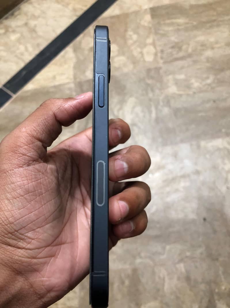 Apple iPhone 12 4