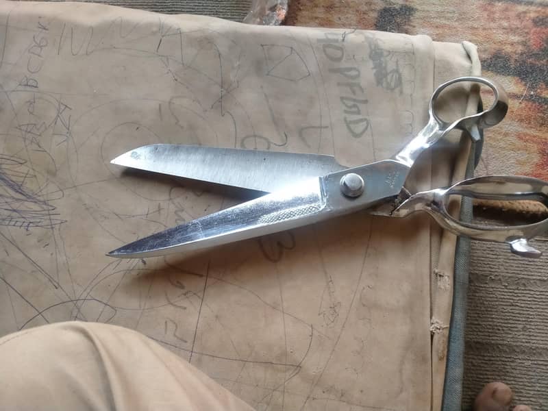 Scissors. قینچی 2