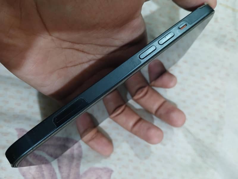 Apple iPhone 13 8
