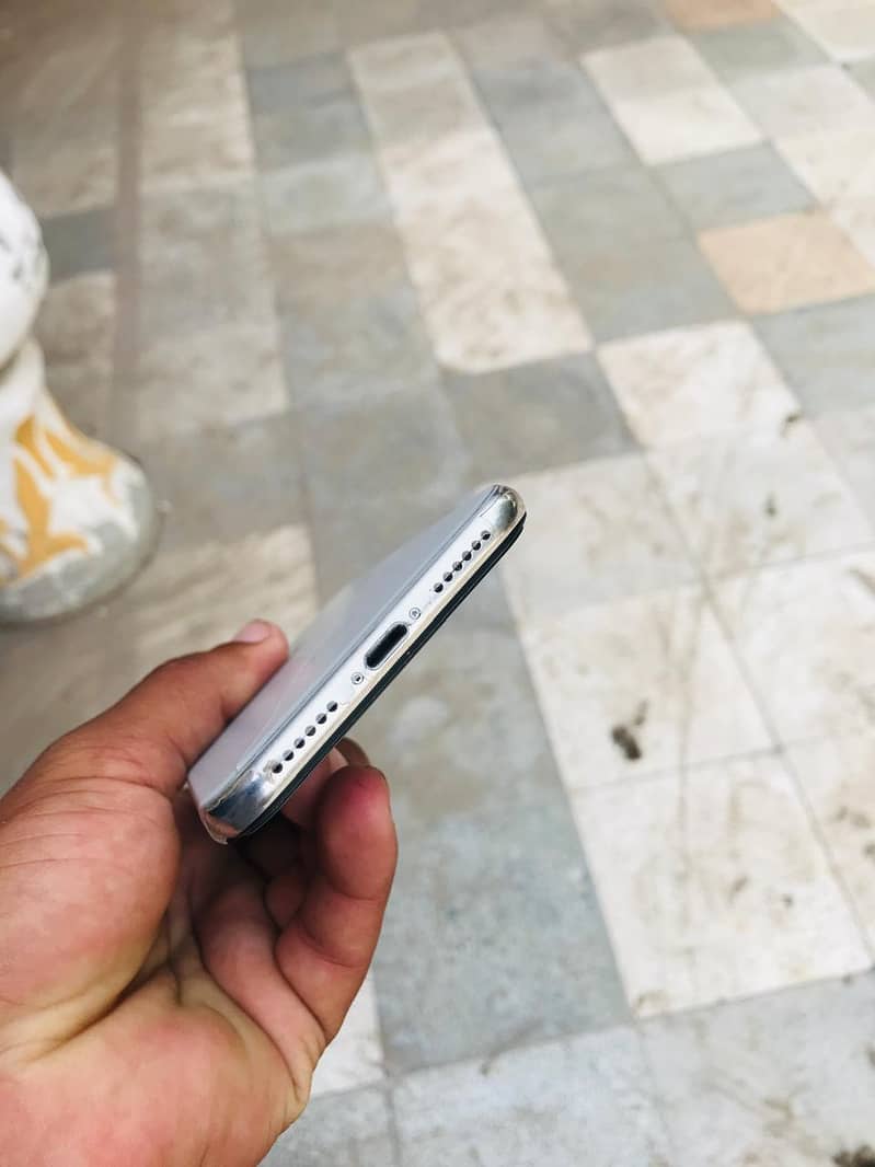 Apple iPhone X 4