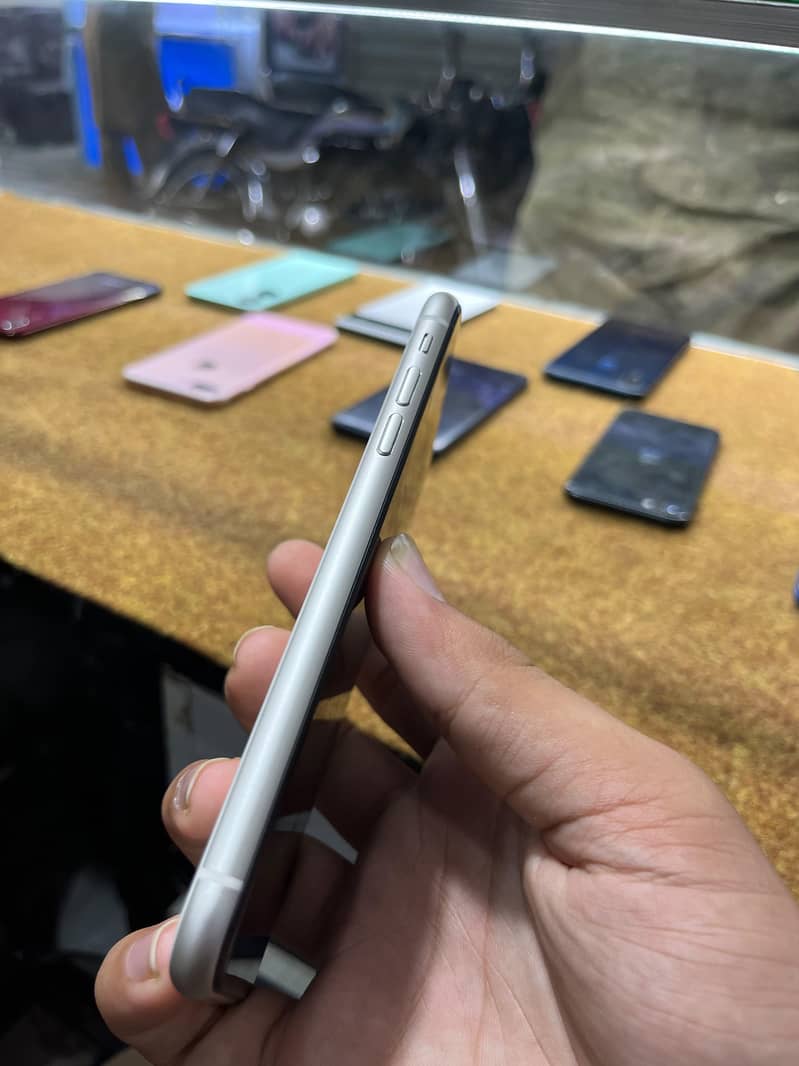 Apple iPhone 11 0