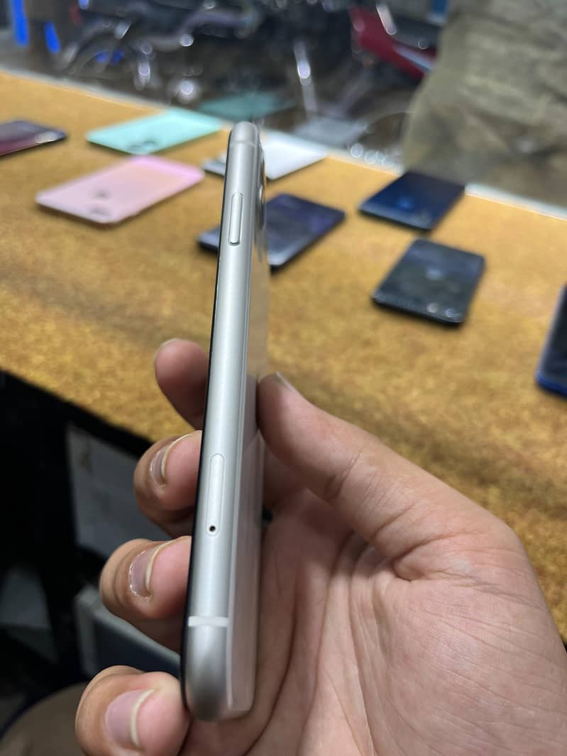 Apple iPhone 11 3
