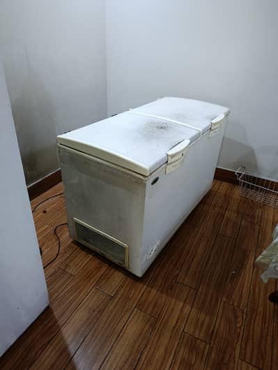 Used Deep Freezer for sale with interior exterior good Compressor def