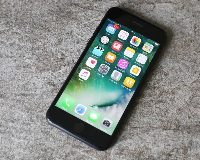 Apple iPhone 7 0