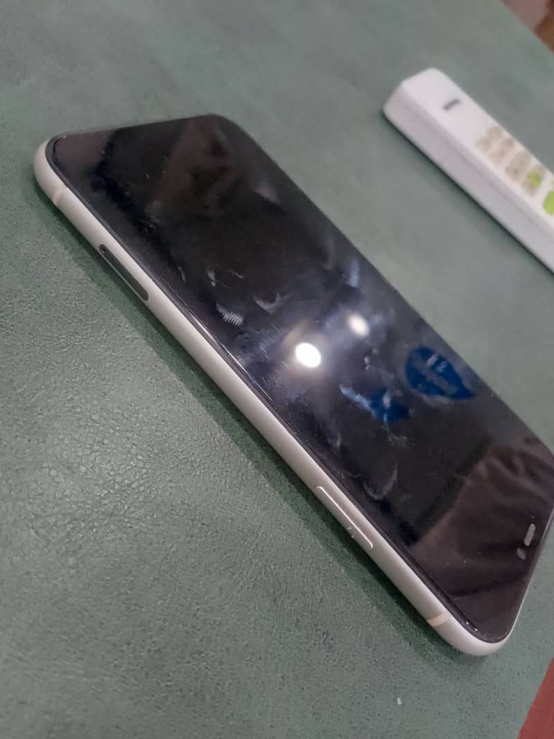 Apple iPhone 11 4