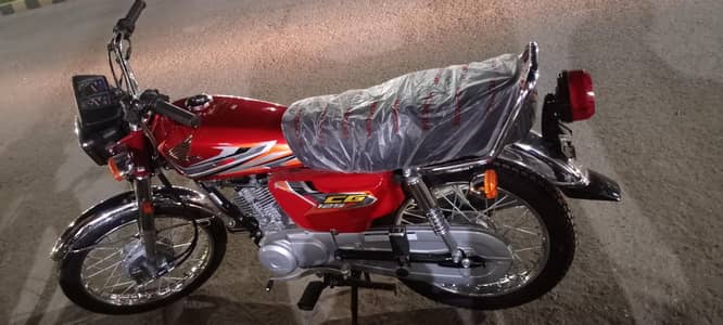 Honda GG 125 Red color 2027 Model.   Contact No: 03091711931
