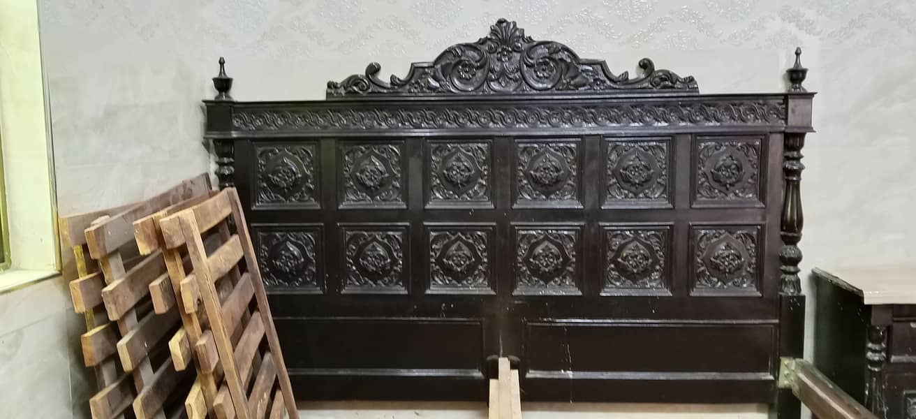 Bed with 2 Sid table and dressing table 4