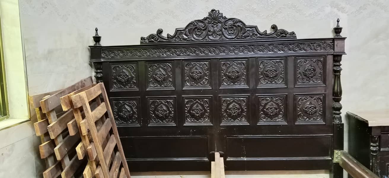 Bed with 2 Sid table and dressing table 6