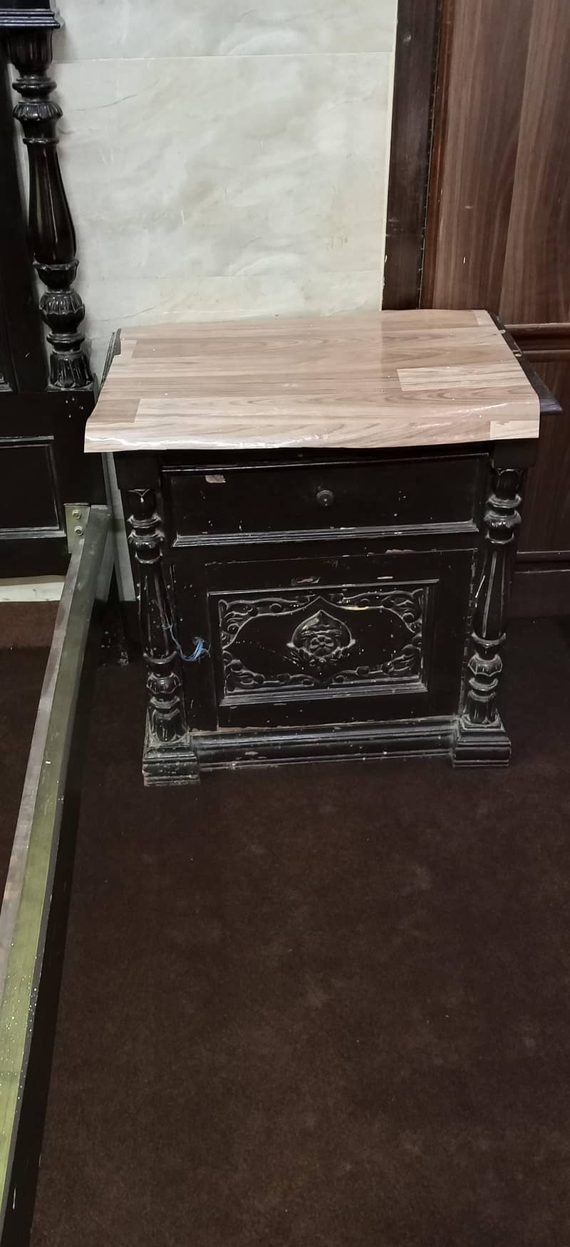Bed with 2 Sid table and dressing table 9