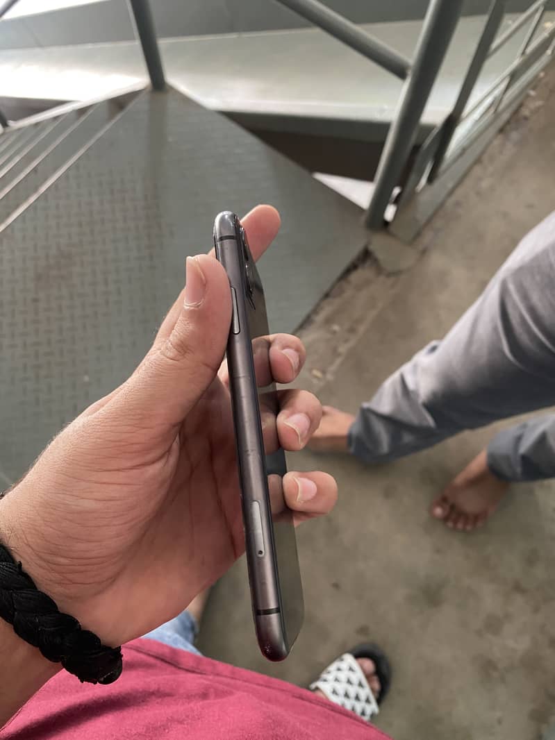 Apple iPhone 11 3