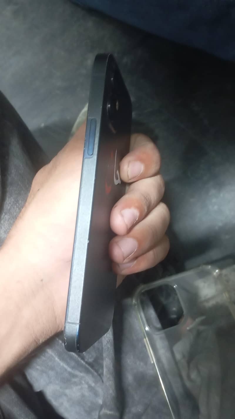 Apple iPhone 12 4