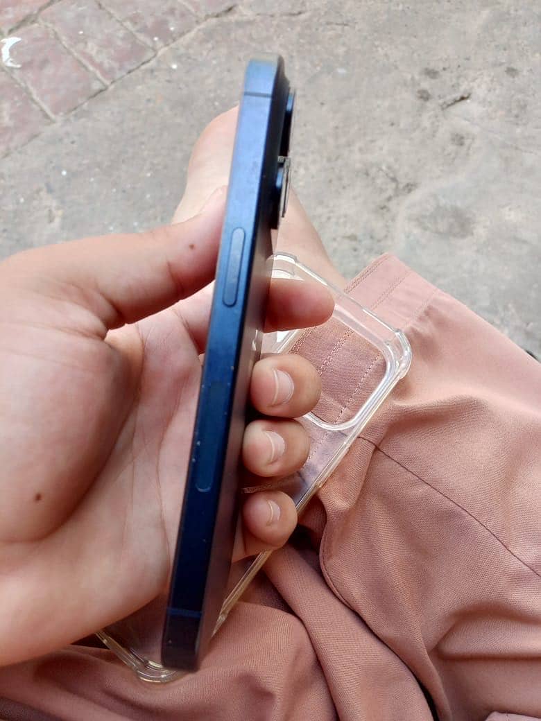 Apple iPhone 15 Pro 4
