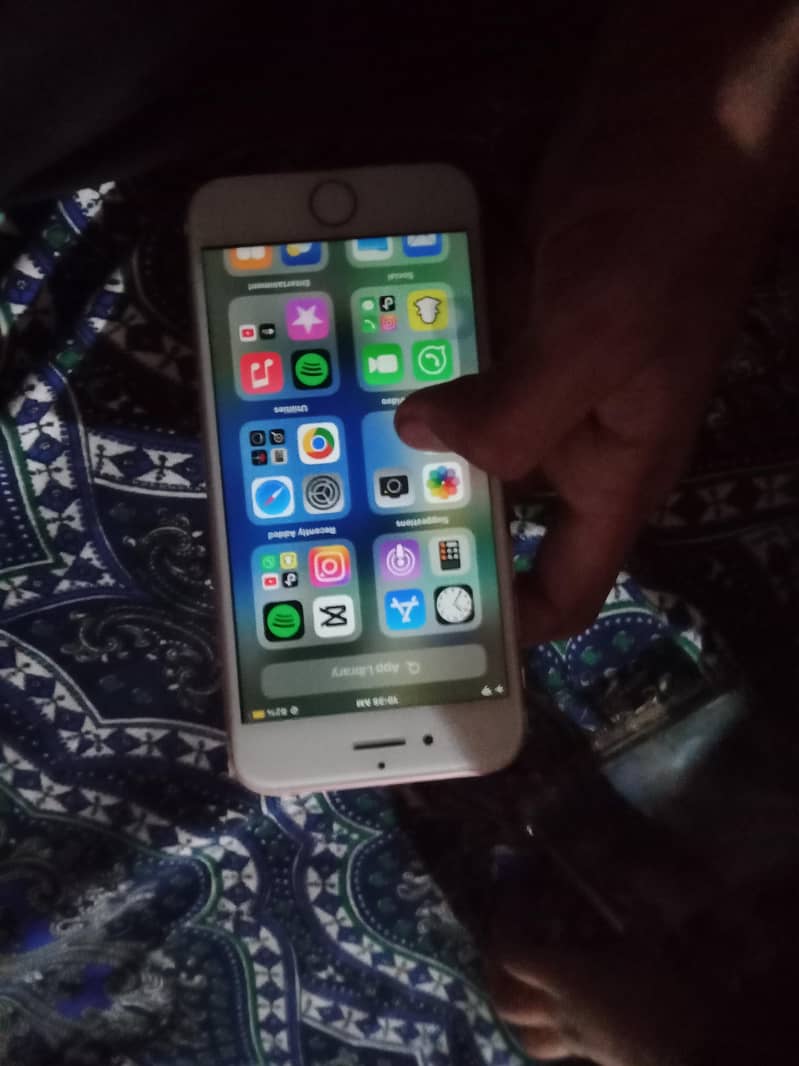 Apple iPhone 7 0