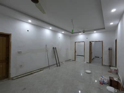 Prime Location 1700 Square Feet Flat In Peshawar Road