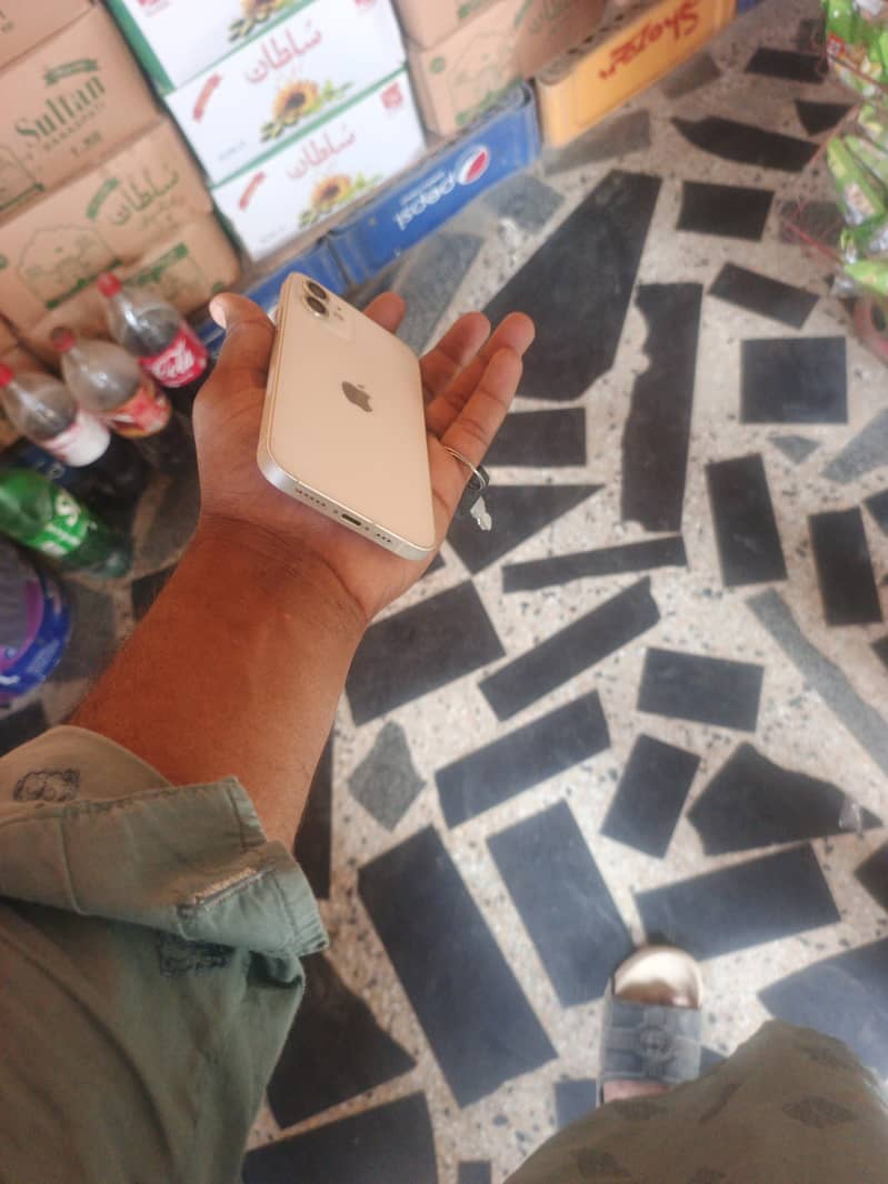 Apple iPhone 12 4