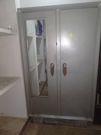 Iron wardrobe with mirrror