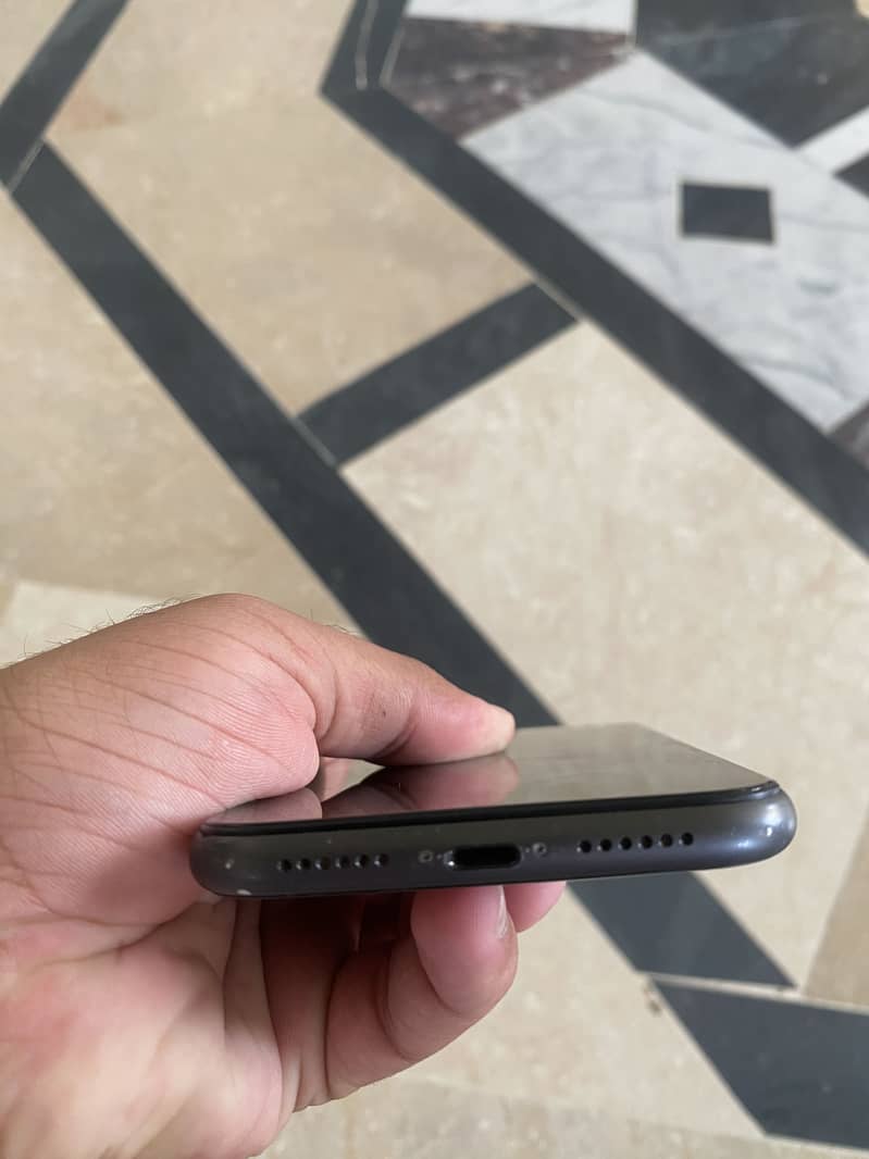 Apple iPhone 11 4