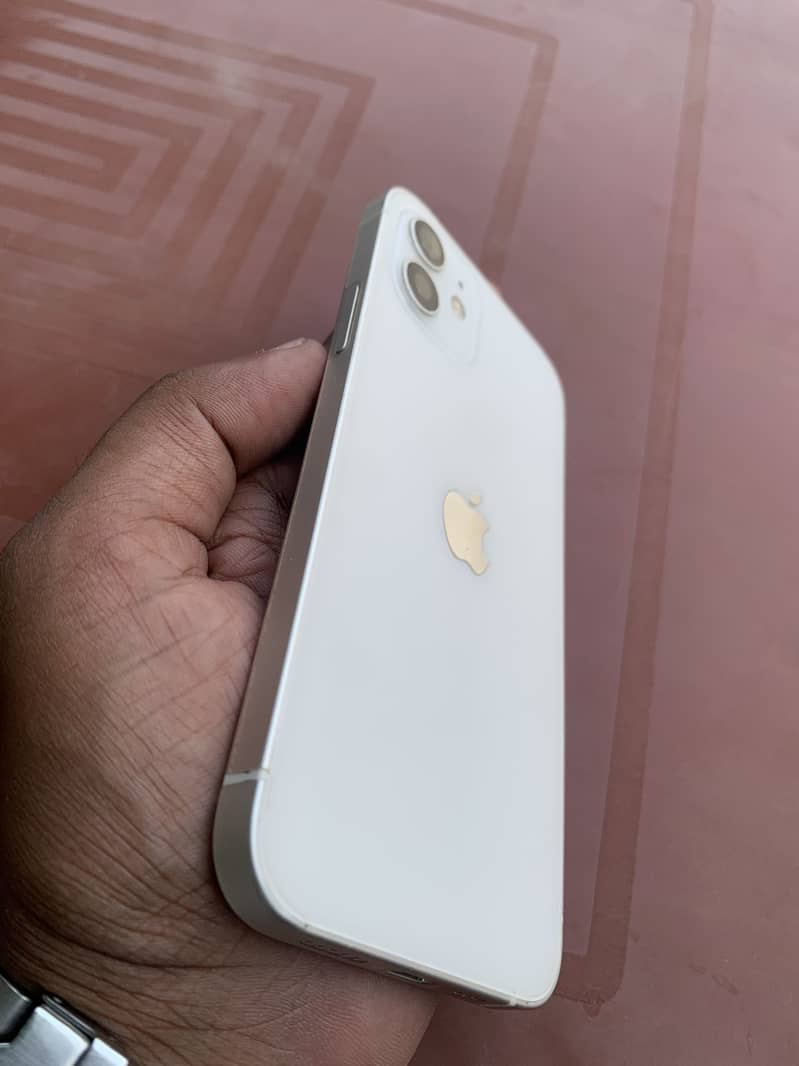 Apple iPhone 12 4