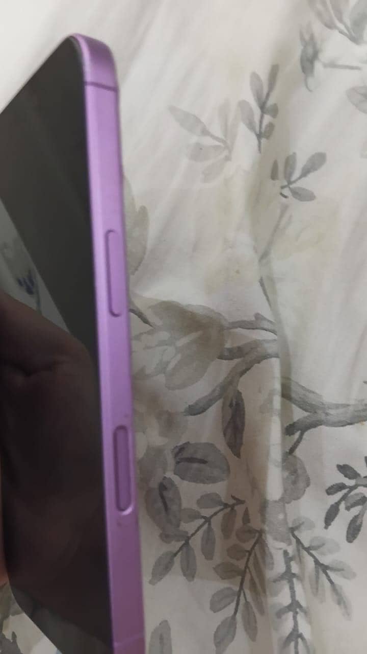Apple iPhone 16 4