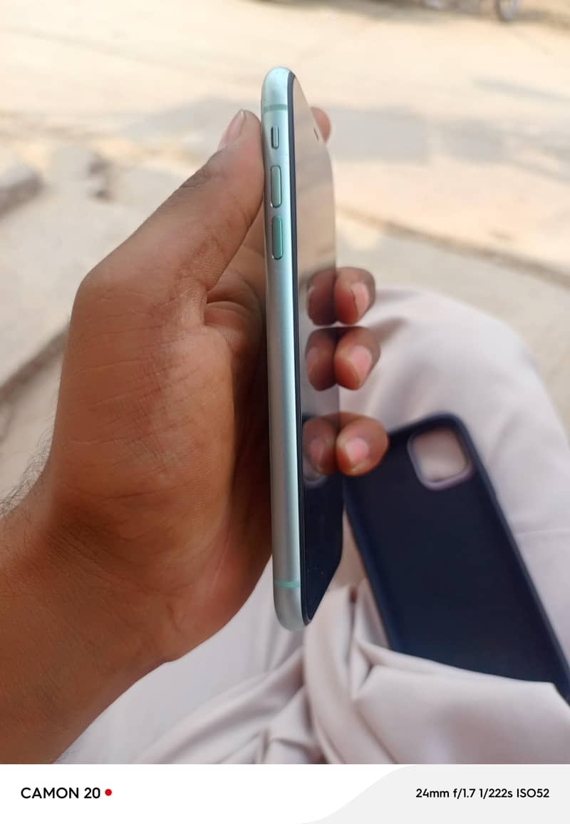 Apple iPhone 11 4