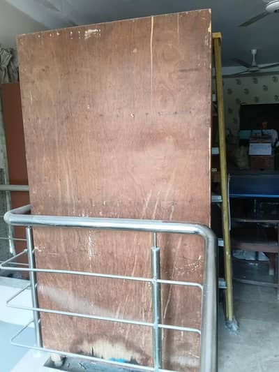 Old Used slightly faulty beds & almirah. Needs repair.