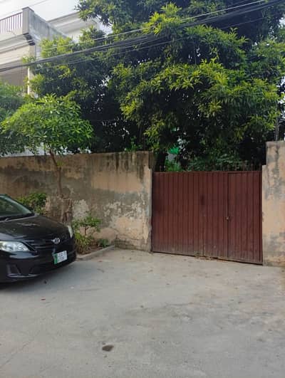 10Marla plot for sale 30*75man road size 35 fit nier man Walton road