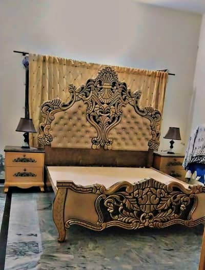 Wooden bed / luxury bed / king size bed /chinoti bed -Look like new